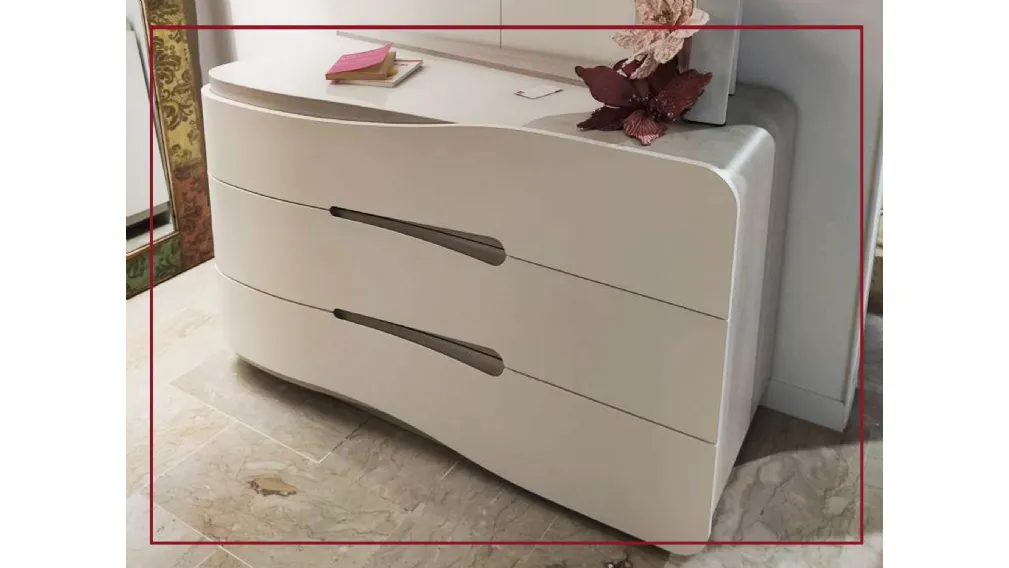 Camera da letto FLY di Adriatica, uno stile che sa mescolare i contrasti, creare armonie e suscitare emozioni interpretando un desiderio di libertà in un abbraccio perfetto, con forme soft, morbide e linee decise. Per rilassare il corpo e coltivare la men