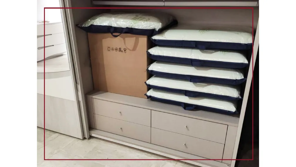Camera da letto FLY di Adriatica, uno stile che sa mescolare i contrasti, creare armonie e suscitare emozioni interpretando un desiderio di libertà in un abbraccio perfetto, con forme soft, morbide e linee decise. Per rilassare il corpo e coltivare la men