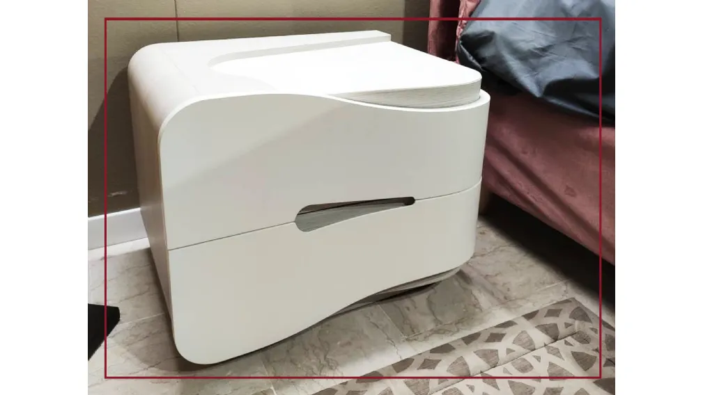Camera da letto FLY di Adriatica, uno stile che sa mescolare i contrasti, creare armonie e suscitare emozioni interpretando un desiderio di libertà in un abbraccio perfetto, con forme soft, morbide e linee decise. Per rilassare il corpo e coltivare la men