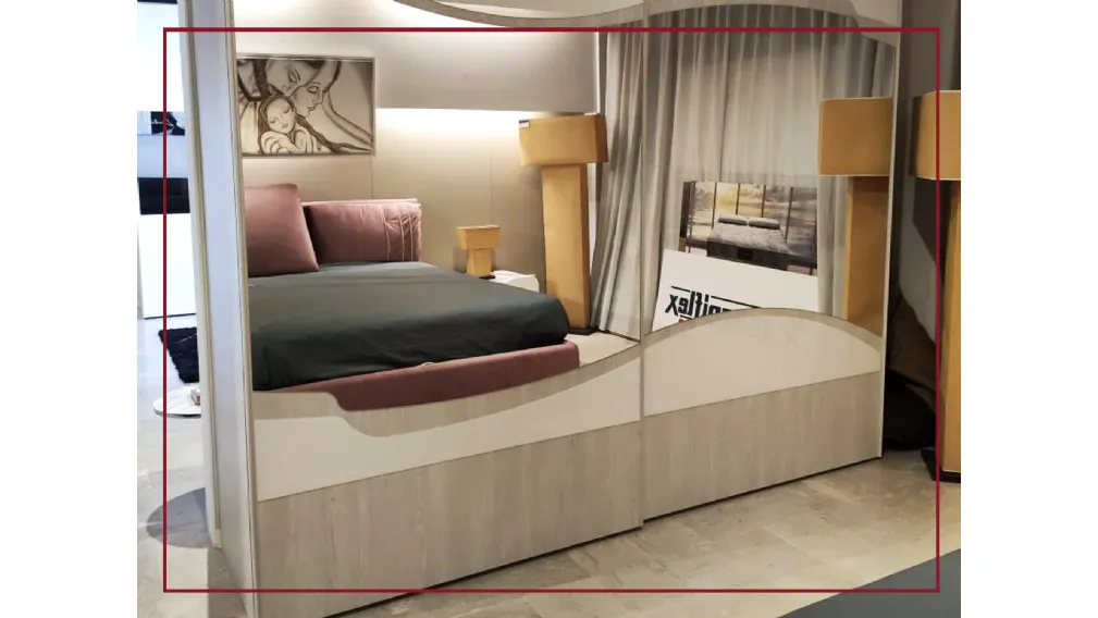 Camera da letto FLY di Adriatica, uno stile che sa mescolare i contrasti, creare armonie e suscitare emozioni interpretando un desiderio di libertà in un abbraccio perfetto, con forme soft, morbide e linee decise. Per rilassare il corpo e coltivare la men