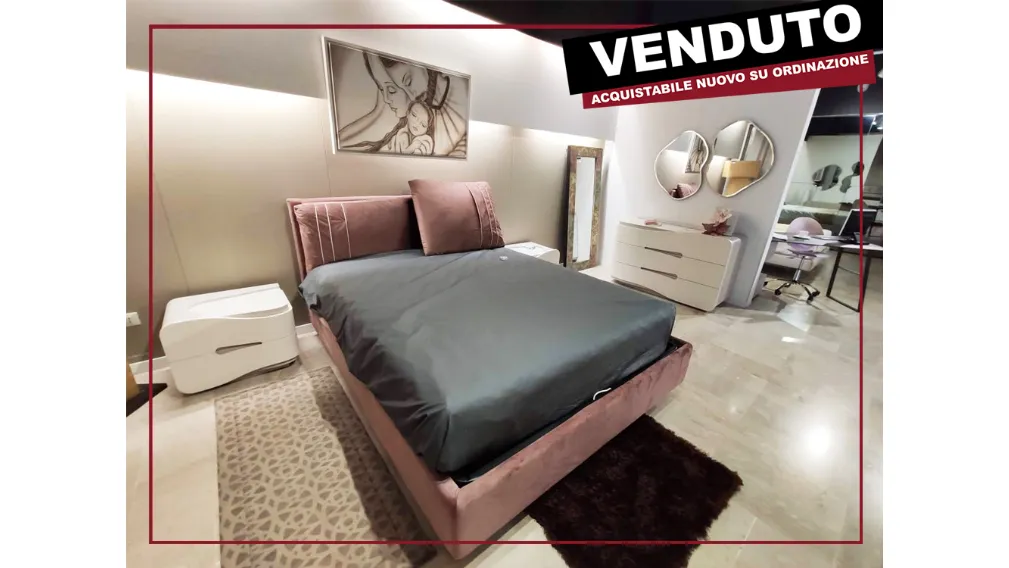 Camera da letto FLY di Adriatica, uno stile che sa mescolare i contrasti, creare armonie e suscitare emozioni interpretando un desiderio di libertà in un abbraccio perfetto, con forme soft, morbide e linee decise. Per rilassare il corpo e coltivare la men