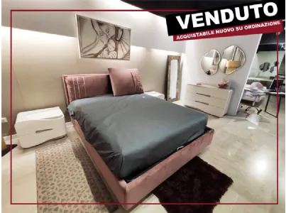 Camera da letto FLY di Adriatica, uno stile che sa mescolare i contrasti, creare armonie e suscitare emozioni interpretando un desiderio di libertà in un abbraccio perfetto, con forme soft, morbide e linee decise. Per rilassare il corpo e coltivare la men