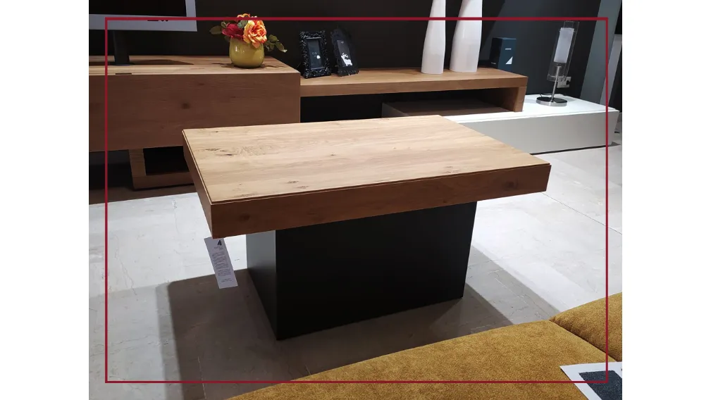 Piano e bordo in legno impiallacciato sia nella gamma di colori proposti dall’azienda sia in colori e legni a preferenza del cliente, anche in tinte RAL.  I meccanismi, di creazione dell’azienda, sono tutti in alluminio.  L’alzata del tavolo avviene elett