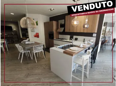  Scheda informativa del prodotto Cucina mod.KALI' di Arredo3 in finitura Rovere cuoio e Calce. Top in laminato speciale in tinta anta, finitura Calce. Gola e zoccolo in metallo finitura Metal. Elettrodomestici Candy. Cappa Rialto Inox della Falmec. Lavell