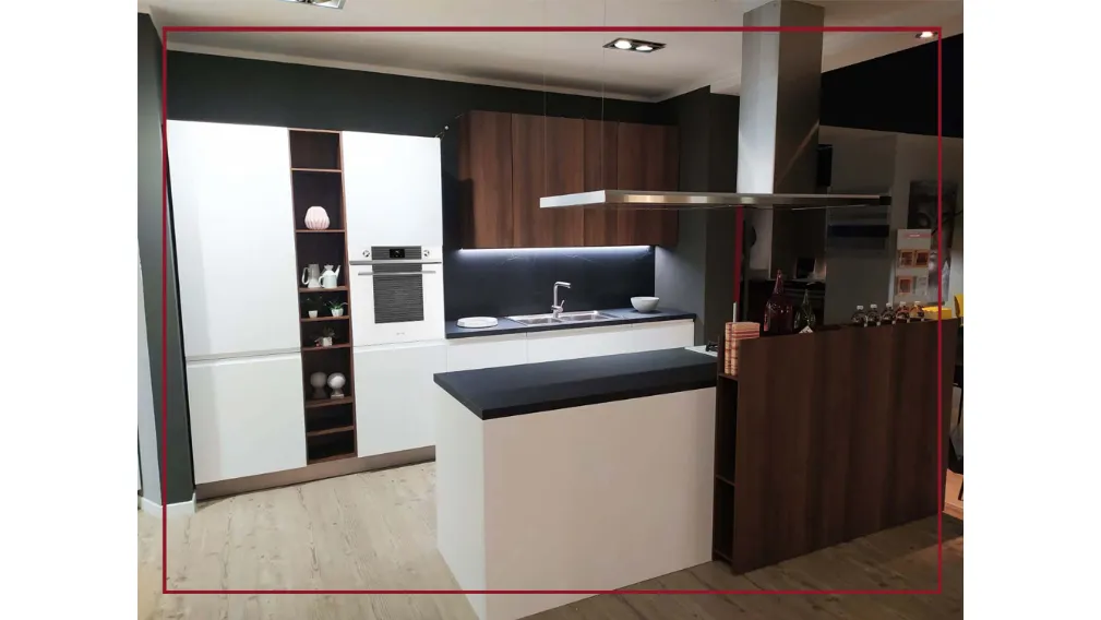  Scheda informativa del prodotto MISURE IN FOTO  Wega Cucina moderna contemporanea e versatile  Lo spirito contemporaneo, versatile e funzionale della cucina moderna Wega di Arredo3 brilla grazie alla linearità dell’anta priva di maniglie, con gola integr