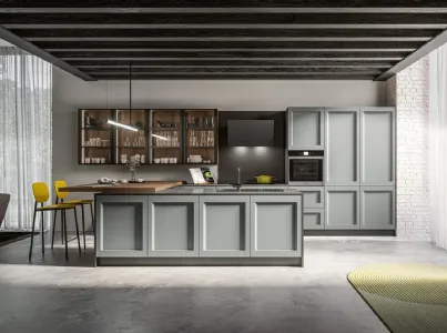 Cucina Moderna con isola in laccato poro aperto Grigio perla e penisola in finitura Rovere safari Frida Modern di Arredo3