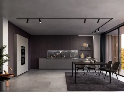 Cucina Moderna lineare in laminato Resina Cromo e impiallacciato Coke con top in ceramica effetto Marmo Nero rigato Wega di Arredo3