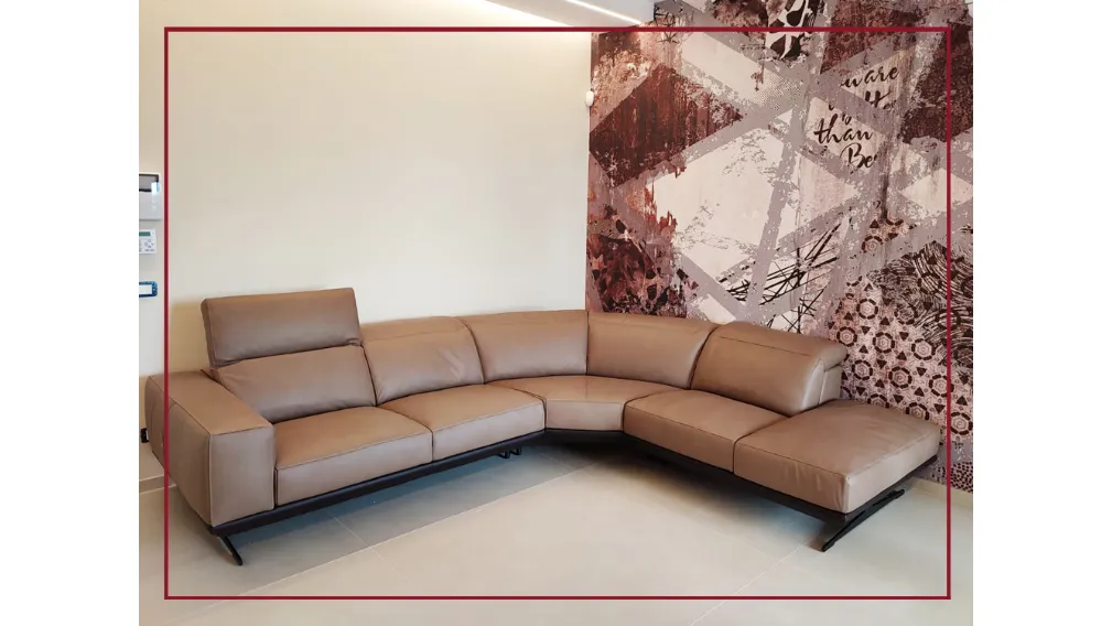 GLORIA è il divano relax dallo stile industrial e contemporaneo con base alta in acciaio.. Moderno con le sue forme lineari e molto spazioso grazie alle sue sedute generose, il divano GLORIA riunirà tutti in salotto.  Per questa composizione abbiamo scelt