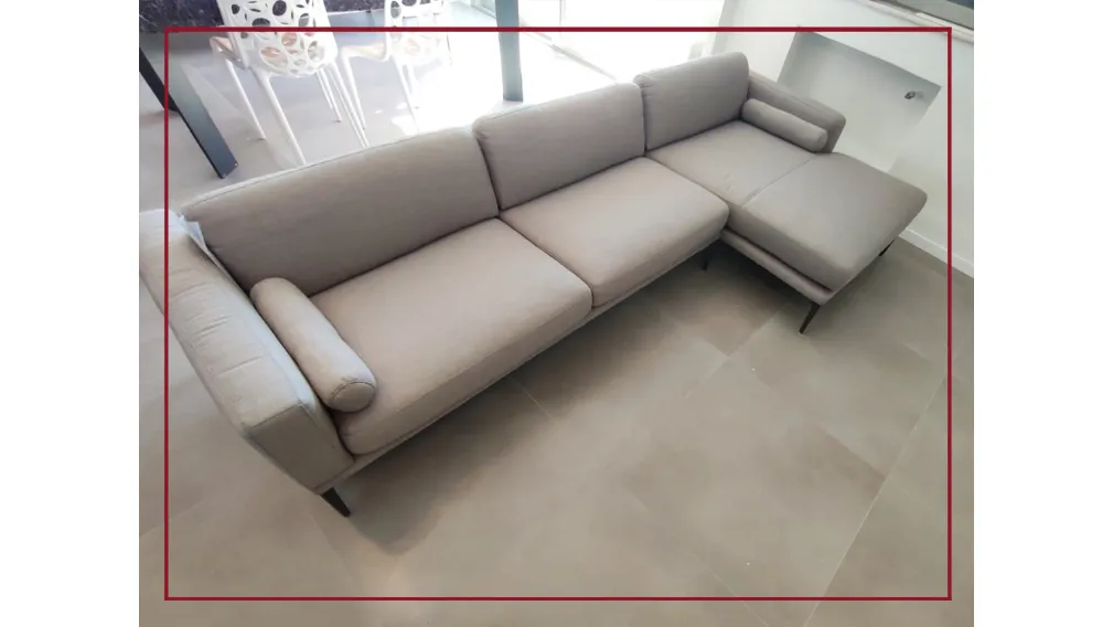 Comfort, eleganza, praticità e leggerezza, è questo il manifesto dello stile MASÙ. Il nuovo divano disegnato dal Centro Stile Egoitaliano, è caratterizzato da un meccanismo manuale che rende possibile lo spostamento degli schienali verso l’alto aumentando