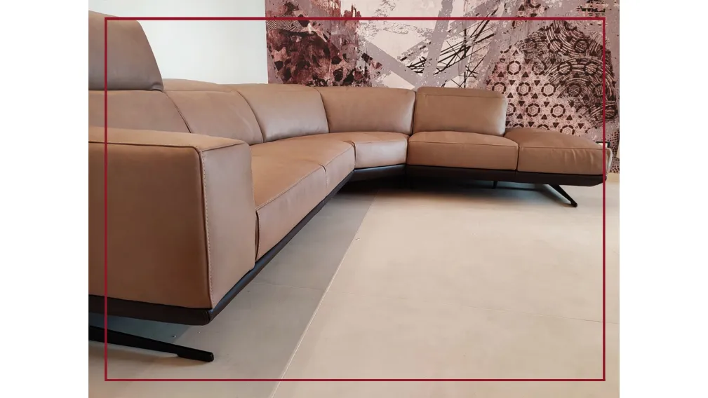 GLORIA è il divano relax dallo stile industrial e contemporaneo con base alta in acciaio.. Moderno con le sue forme lineari e molto spazioso grazie alle sue sedute generose, il divano GLORIA riunirà tutti in salotto.  Per questa composizione abbiamo scelt