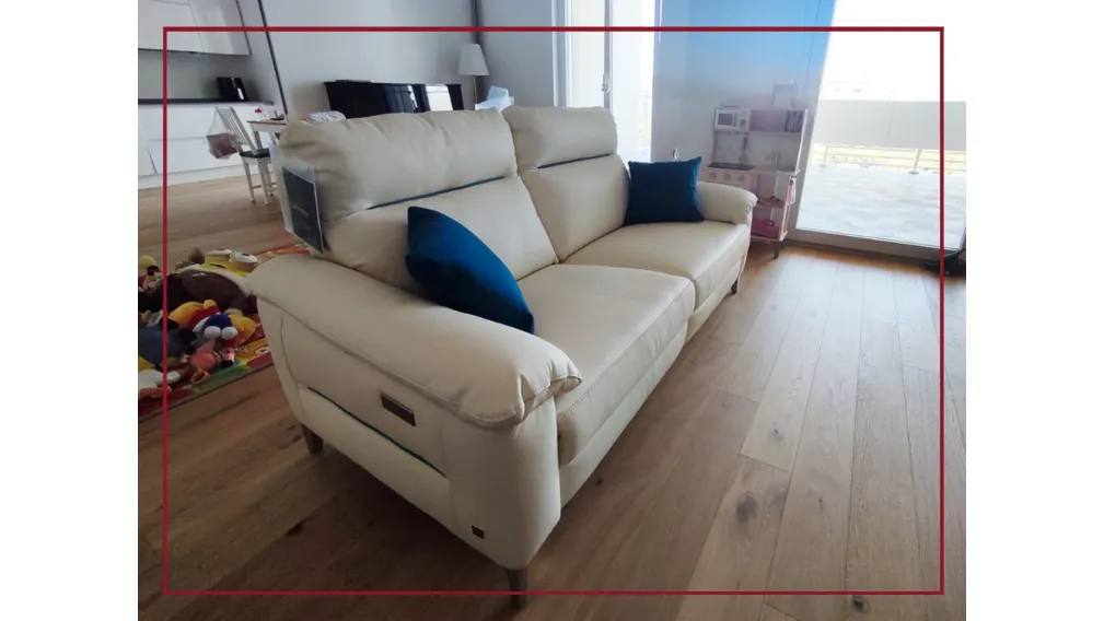 Modello #oliver  Abbiamo consigliato ai nostri clienti di creare due divani di diverso colore, ma che con i dettagli che richiamassero l'altro divano. Bianco ma con cuscini e bordini che riprendono il colore dell'altro divano.  Sintonia creata!  CASARREDO