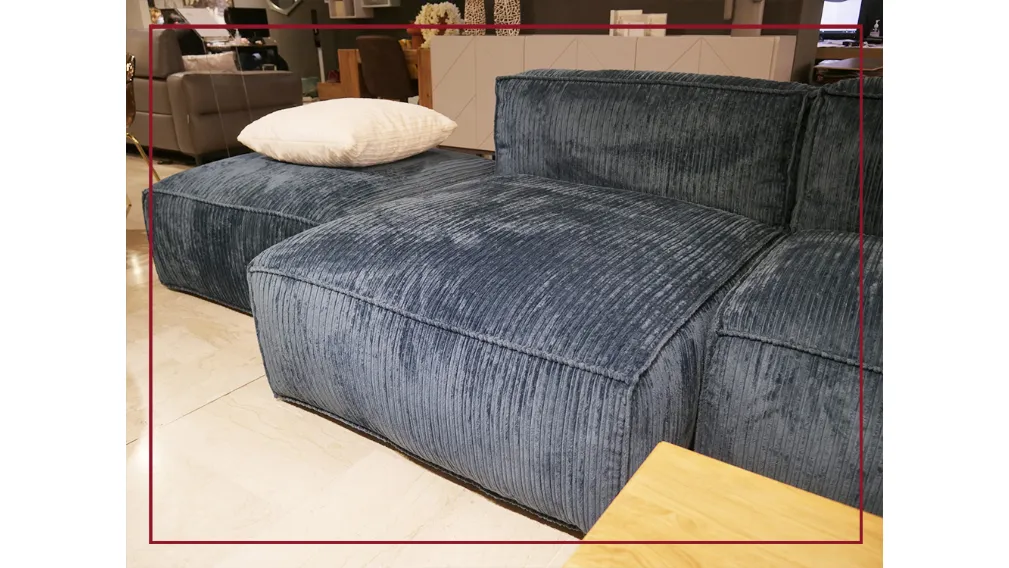 Geometrie ben disegnate, con linee morbide per un divano che fa della e modularità e flessibilità il suo punto di forza. Astor, con rivestimento in tessuto , offre quindi un’ampia gamma di possibili combinazioni e di soluzioni adattabili ad ogni contesto 