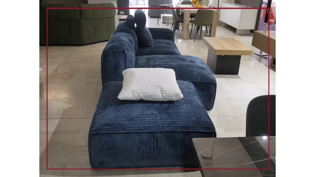 Geometrie ben disegnate, con linee morbide per un divano che fa della e modularità e flessibilità il suo punto di forza. Astor, con rivestimento in tessuto , offre quindi un’ampia gamma di possibili combinazioni e di soluzioni adattabili ad ogni contesto 