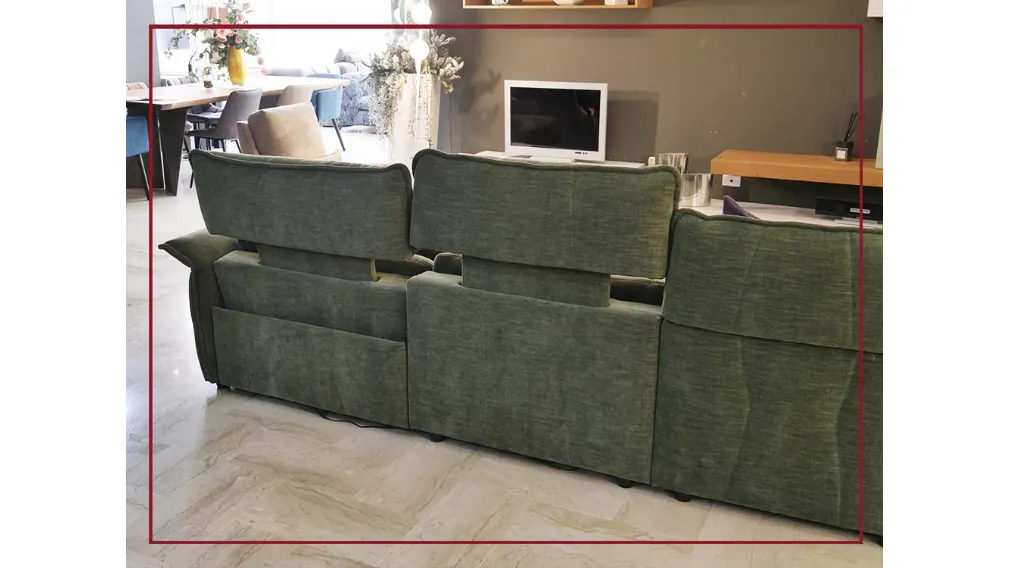 Borg, un modello diventato iconico per la sua contemporaneità, che lo pone al centro dell’idea stessa di living moderno. Si fonda infatti sull’equilibrio perfetto tra forma e funzionalità, eleganza e praticità. Il comfort è il suo punto di forza, enfatizz