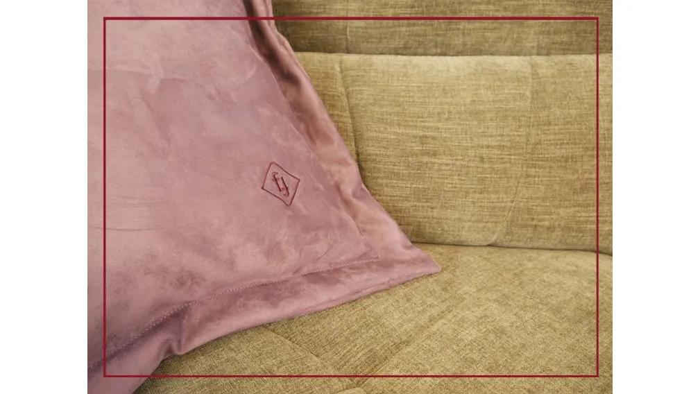 Borg, un modello diventato iconico per la sua contemporaneità, che lo pone al centro dell’idea stessa di living moderno. Si fonda infatti sull’equilibrio perfetto tra forma e funzionalità, eleganza e praticità. Il comfort è il suo punto di forza, enfatizz