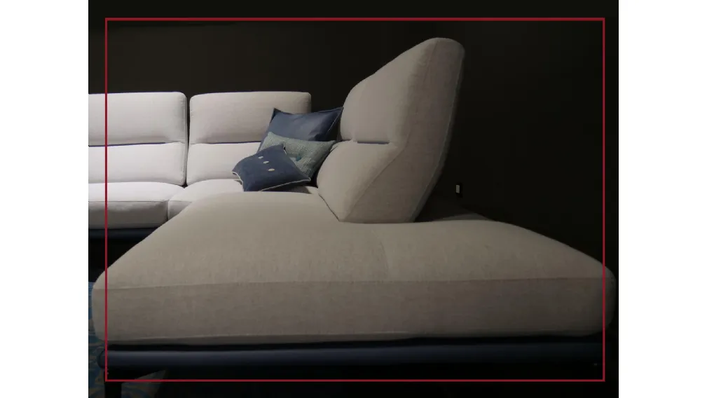 Tra le altre soluzioni per il living Egoitaliano ecco Feng, divano dalle linee minimali dotato di schienali basculanti che aumentano la profondità delle sedute, se azionati, fornendo il massimo comfort e un relax personalizzato.