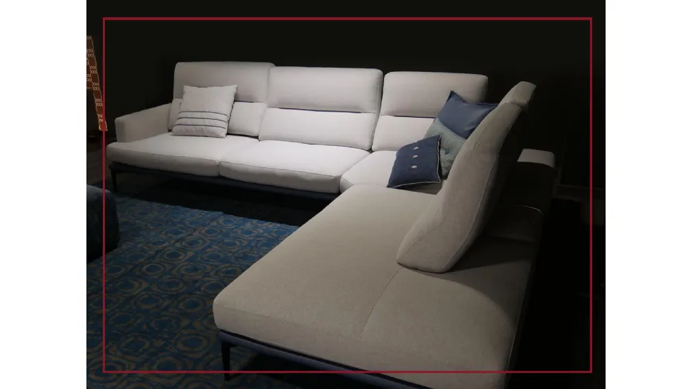 Tra le altre soluzioni per il living Egoitaliano ecco Feng, divano dalle linee minimali dotato di schienali basculanti che aumentano la profondità delle sedute, se azionati, fornendo il massimo comfort e un relax personalizzato.