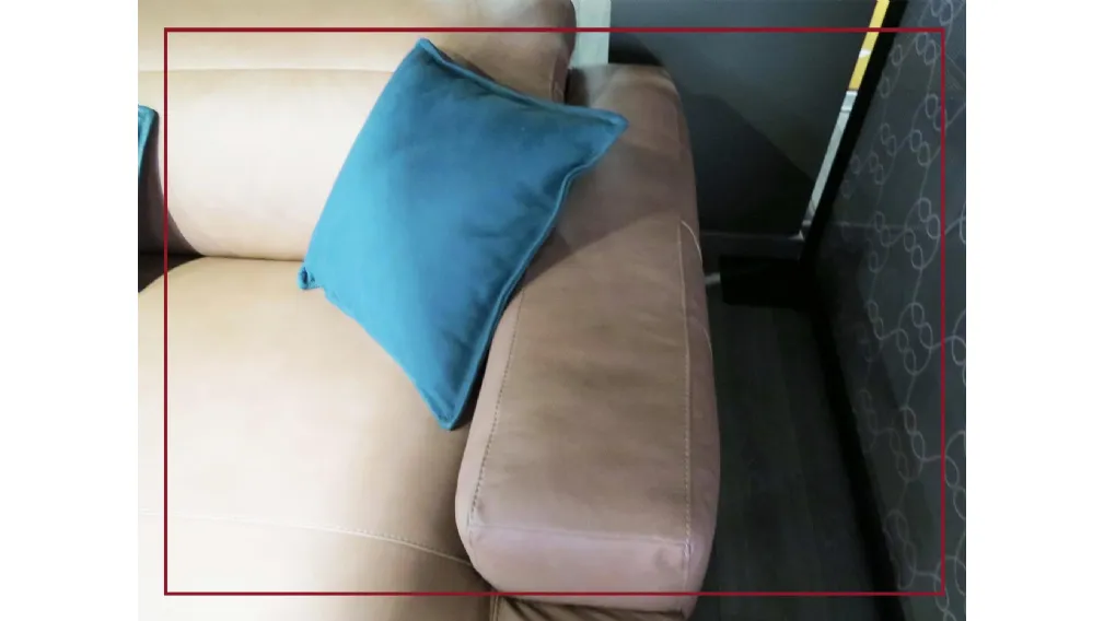  Scheda informativa del prodotto Divano con penisola mod. Gloria Le dimensioni di questo divano come in foto: 327 X P109163 X H73 CM cm. una proposta di alta qualità con il rivestimento in Pelle categoria C CAREZZA E NUVOLA .  PIEDI in acciaio finitura cr