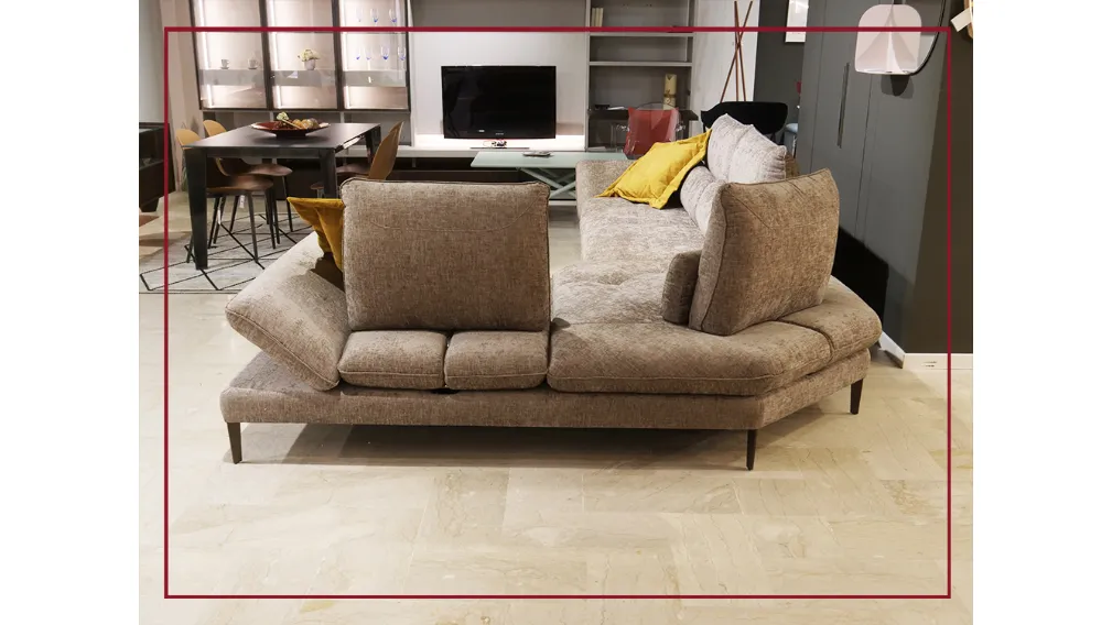 Questo divano particolare nelle forme e nel design, fa parte della collezione “motion” per la sua caratteristica che lo rende unico: poggia testa movibili, “recliner” del bracciolo laterale. L’ambia base di appoggio, accoglie cuscini di seduta molto grand