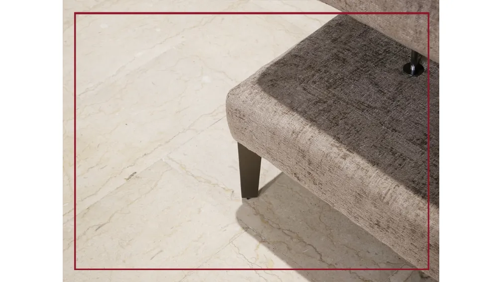 Questo divano particolare nelle forme e nel design, fa parte della collezione “motion” per la sua caratteristica che lo rende unico: poggia testa movibili, “recliner” del bracciolo laterale. L’ambia base di appoggio, accoglie cuscini di seduta molto grand