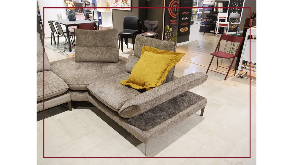 Questo divano particolare nelle forme e nel design, fa parte della collezione “motion” per la sua caratteristica che lo rende unico: poggia testa movibili, “recliner” del bracciolo laterale. L’ambia base di appoggio, accoglie cuscini di seduta molto grand