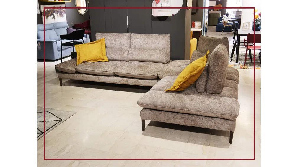 Questo divano particolare nelle forme e nel design, fa parte della collezione “motion” per la sua caratteristica che lo rende unico: poggia testa movibili, “recliner” del bracciolo laterale. L’ambia base di appoggio, accoglie cuscini di seduta molto grand