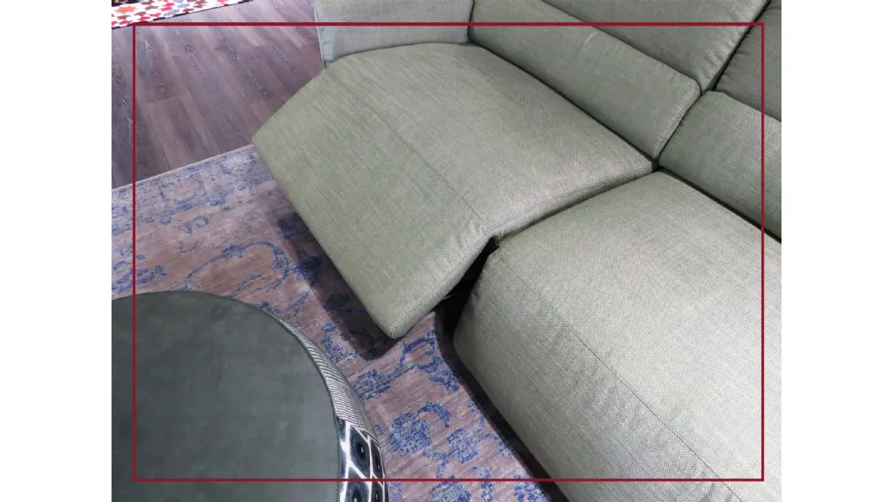 Scheda informativa del prodotto Compatto, colorato e personalizzabile nel rivestimento, PUFFY è il divano perfetto per chi non vuole rinunciare allo stile e alla comodità anche negli ambienti più piccoli. I meccanismi relax elettrici integrati e l’innovat