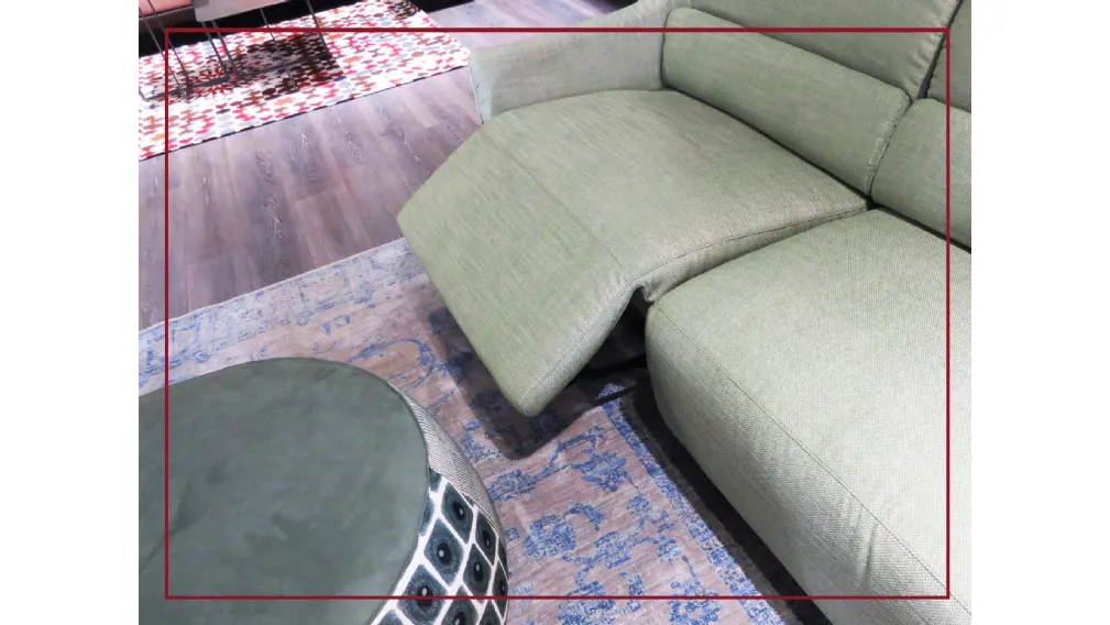 Scheda informativa del prodotto Compatto, colorato e personalizzabile nel rivestimento, PUFFY è il divano perfetto per chi non vuole rinunciare allo stile e alla comodità anche negli ambienti più piccoli. I meccanismi relax elettrici integrati e l’innovat