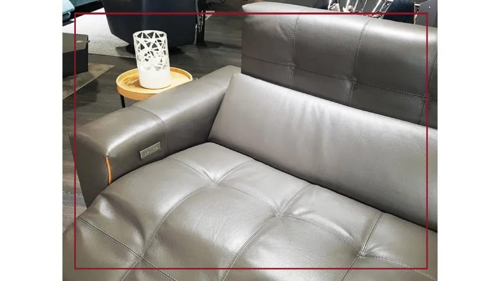 Scheda informativa del prodotto Divano con chaise longue di Egoitaliano modello Tiffany, proposto a prezzo outlet per rinnovo esposizione.  Di forte impatto estetico, dal gusto classico con lavorazione trapuntata, dal massimo comfort e comodità che lo ren