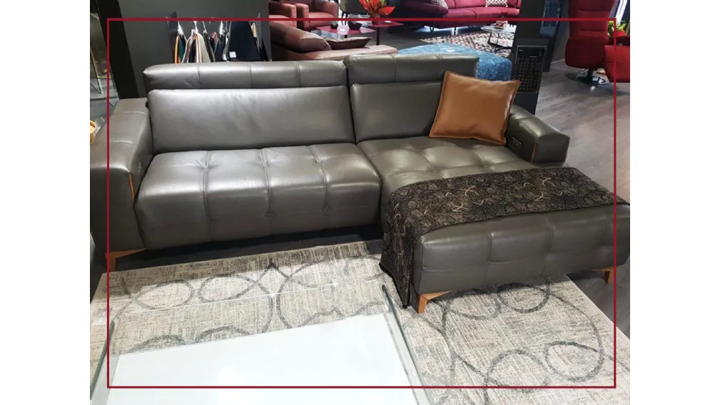 Scheda informativa del prodotto Divano con chaise longue di Egoitaliano modello Tiffany, proposto a prezzo outlet per rinnovo esposizione.  Di forte impatto estetico, dal gusto classico con lavorazione trapuntata, dal massimo comfort e comodità che lo ren