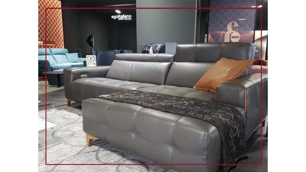 Scheda informativa del prodotto Divano con chaise longue di Egoitaliano modello Tiffany, proposto a prezzo outlet per rinnovo esposizione.  Di forte impatto estetico, dal gusto classico con lavorazione trapuntata, dal massimo comfort e comodità che lo ren