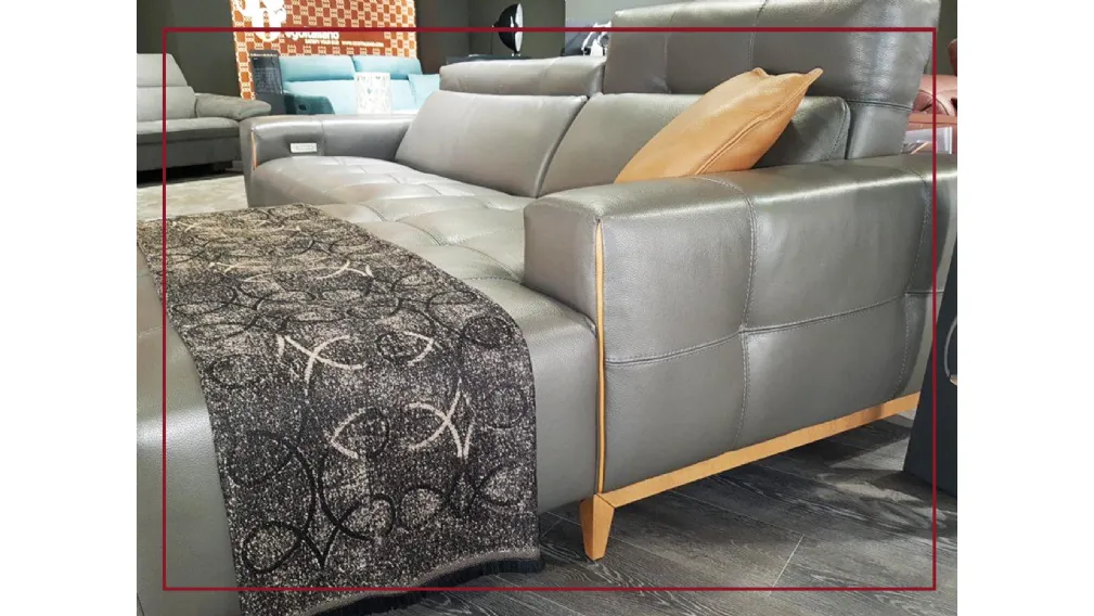Scheda informativa del prodotto Divano con chaise longue di Egoitaliano modello Tiffany, proposto a prezzo outlet per rinnovo esposizione.  Di forte impatto estetico, dal gusto classico con lavorazione trapuntata, dal massimo comfort e comodità che lo ren