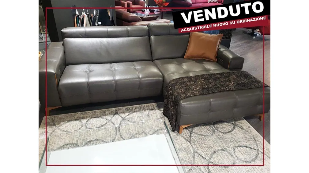 Scheda informativa del prodotto Divano con chaise longue di Egoitaliano modello Tiffany, proposto a prezzo outlet per rinnovo esposizione.  Di forte impatto estetico, dal gusto classico con lavorazione trapuntata, dal massimo comfort e comodità che lo ren