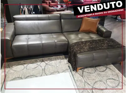 Scheda informativa del prodotto Divano con chaise longue di Egoitaliano modello Tiffany, proposto a prezzo outlet per rinnovo esposizione.  Di forte impatto estetico, dal gusto classico con lavorazione trapuntata, dal massimo comfort e comodità che lo ren
