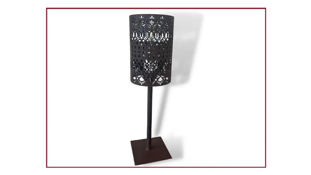 lampada da tavolo carla di centrino style saldi casarredo caiazzo outlet san giorgio ionico taranto La lampada da tavolo in acciaio corten, modello Carla, si ispira ai “centrini” che le nostre nonne producevano nei tempi lontani.  Il centrino era un picco