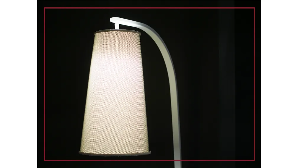 COBE è la lampada da terra con struttura in metallo, disponibile nei colori bianco o nero grafite. Il paralume in tessuto bianco o in rete nera accoppiata a pvc acetato sdrammatizzano la lampada che illumina con riverenza le zone comfort.  FINITURE: STRUT
