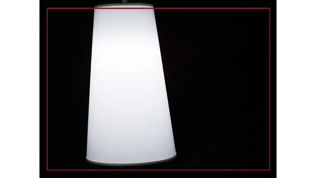 COBE è la lampada da terra con struttura in metallo, disponibile nei colori bianco o nero grafite. Il paralume in tessuto bianco o in rete nera accoppiata a pvc acetato sdrammatizzano la lampada che illumina con riverenza le zone comfort.  FINITURE: STRUT