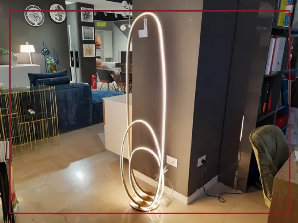 lampada da terra golden led casarredo caiazzo outlet taranto san giorgio ionico Piantana LED Dimmerabile dal design moderno, struttura in metallo finitura oro; diffusore in materiale polimerico. Golden è una lampada da terra moderna e funzionale dal desig