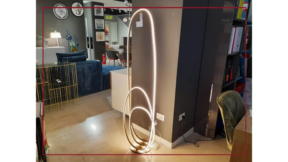 lampada da terra golden led casarredo caiazzo outlet taranto san giorgio ionico Piantana LED Dimmerabile dal design moderno, struttura in metallo finitura oro; diffusore in materiale polimerico. Golden è una lampada da terra moderna e funzionale dal desig