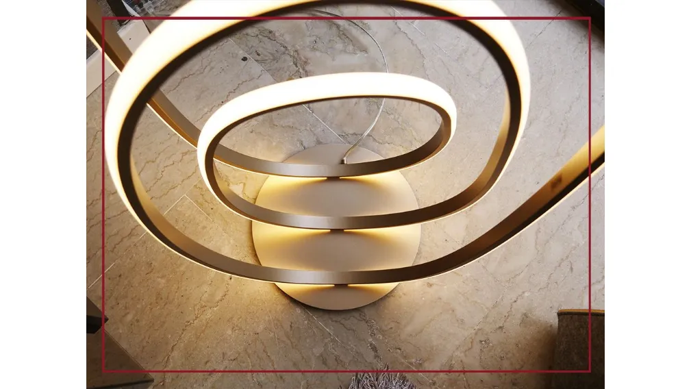 lampada da terra golden led casarredo caiazzo outlet taranto san giorgio ionico Piantana LED Dimmerabile dal design moderno, struttura in metallo finitura oro; diffusore in materiale polimerico. Golden è una lampada da terra moderna e funzionale dal desig