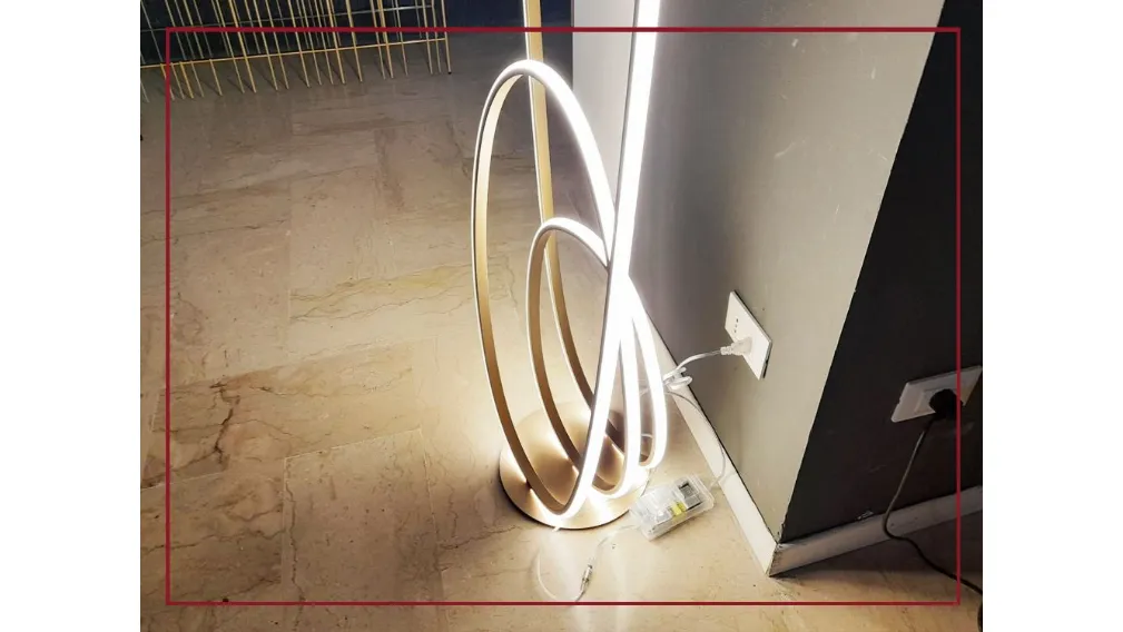 lampada da terra golden led casarredo caiazzo outlet taranto san giorgio ionico Piantana LED Dimmerabile dal design moderno, struttura in metallo finitura oro; diffusore in materiale polimerico. Golden è una lampada da terra moderna e funzionale dal desig