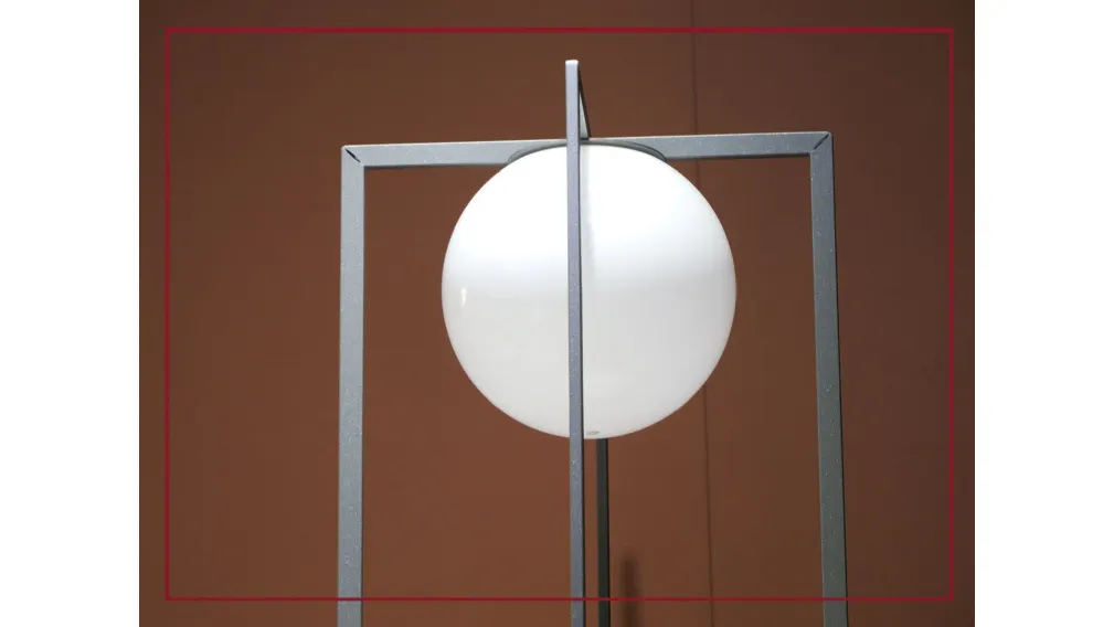 Trilli La lampada da terra TRILLI ha una struttura geometrica in metallo che le conferisce uno stile moderno e semplice. Inglobata tra due servetti calamitati, la componibilità di questo prodotto permette di utilizzare la piantana in modo separato dai due
