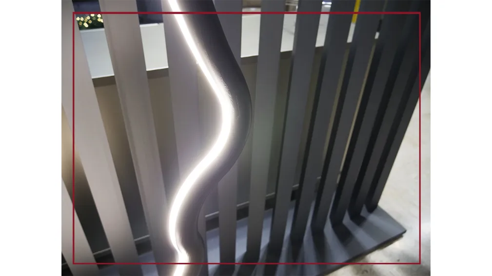 Design  GREGORIO FACCO, 2020 Lampada da terra con struttura in legno massello verniciato nero completa di base in metallo. Forma ben riconoscibile dal forte segno grafico come una scultura vuole essere una micro-installazione domestica, mantenendo le qual