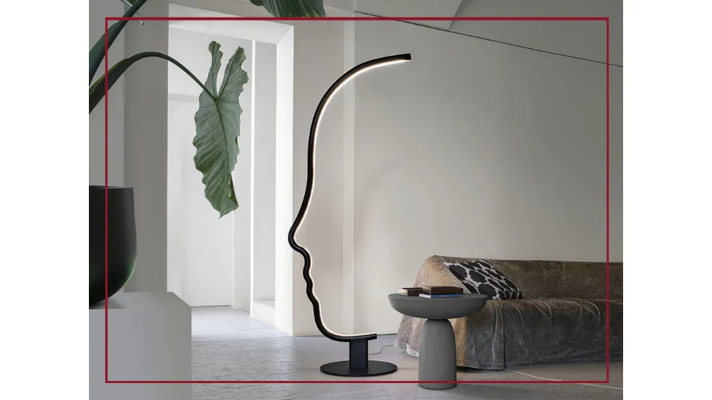 Design  GREGORIO FACCO, 2020 Lampada da terra con struttura in legno massello verniciato nero completa di base in metallo. Forma ben riconoscibile dal forte segno grafico come una scultura vuole essere una micro-installazione domestica, mantenendo le qual