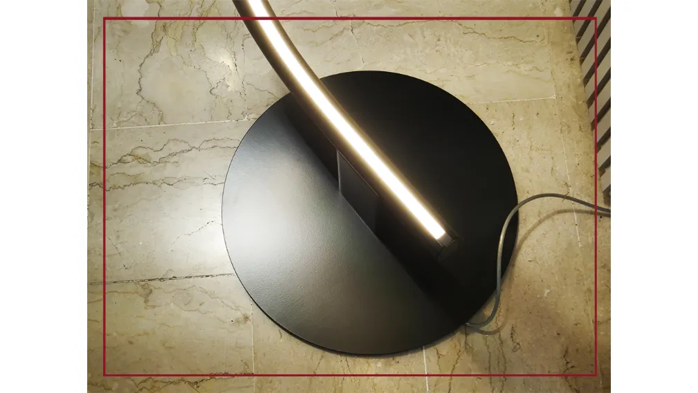 Design  GREGORIO FACCO, 2020 Lampada da terra con struttura in legno massello verniciato nero completa di base in metallo. Forma ben riconoscibile dal forte segno grafico come una scultura vuole essere una micro-installazione domestica, mantenendo le qual