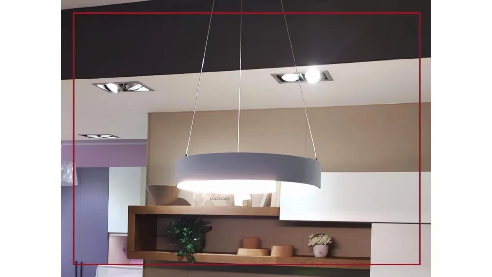  Scheda informativa del prodotto La sospensione INTRO é composta da una fascia curva realizzata in metallo verniciato bianco. Le sue linee morbide ed estremamente moderne rendono questa lampada un articolo di design che arreda e illumina ogni ambiente con