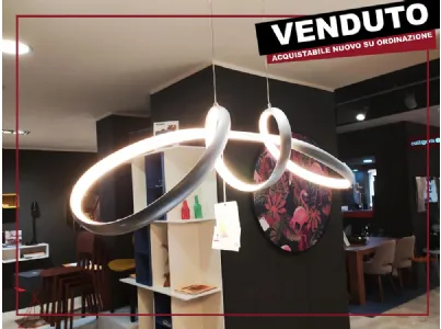 Scheda informativa del prodotto Lumen grande di 110 cm è un lampadario a sospensione di Ondaluce disegnato e realizzato in alluminio verniciato di grigio silver nella parte esterna, e nella parte interna abbiamo le strip led ricoperte di un diffusore in p