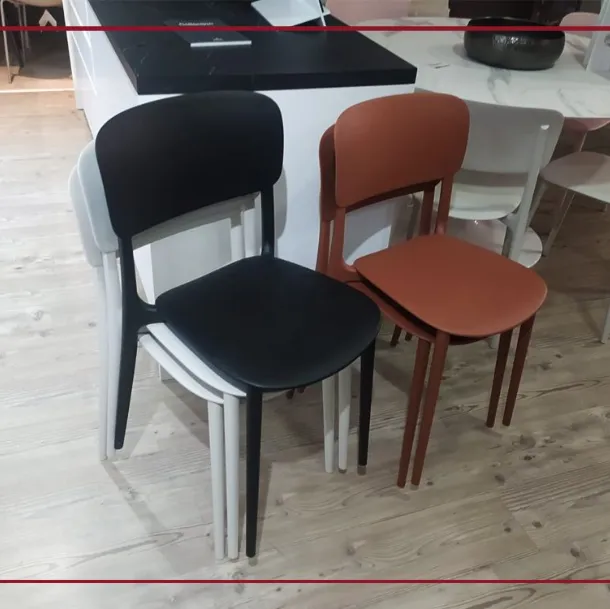 Scheda informativa del prodotto Dai caffè viennesi di metà ottocento alla quotidianità della nostra casa. LIBERTY proietta la più famose linee Thonet nel presente, ridisegnandole con una spirito contemporaneo che fa della sedia un oggetto dal design evoca