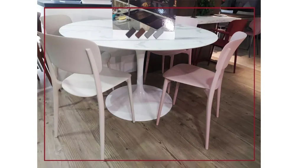 Scheda informativa del prodotto Dai caffè viennesi di metà ottocento alla quotidianità della nostra casa. LIBERTY proietta la più famose linee Thonet nel presente, ridisegnandole con una spirito contemporaneo che fa della sedia un oggetto dal design evoca