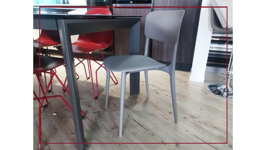 Scheda informativa del prodotto Dai caffè viennesi di metà ottocento alla quotidianità della nostra casa. LIBERTY proietta la più famose linee Thonet nel presente, ridisegnandole con una spirito contemporaneo che fa della sedia un oggetto dal design evoca